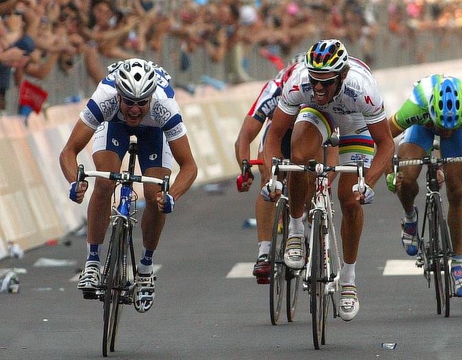 Alessandro Petacchi ha raccolto l'eredit nello sprint italiano di Mario Cipollini. All'inizio del Giro 2003, sul traguardo di Lecce, Petacchi sorprende l'allora campione del mondo Mario Cipollini, battendolo in volata. L'allievo ha battuto il maestro